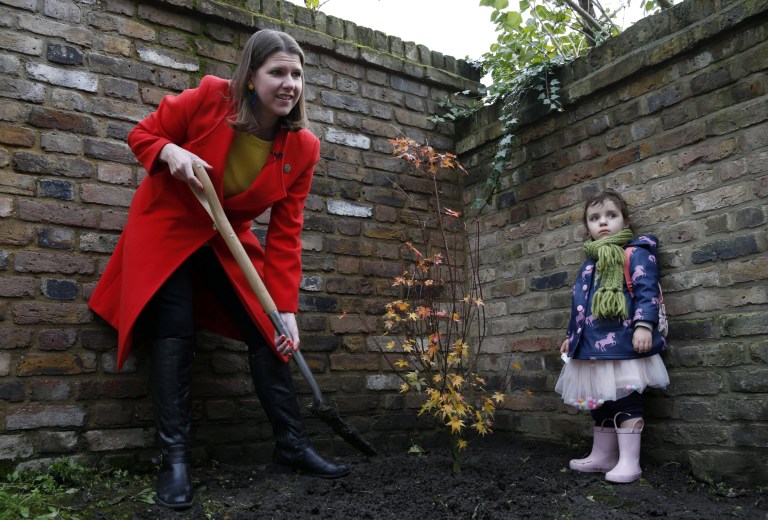 LONDON, ENGLAND - NOVEMBER 16: Leader of the Liberal Democrats Jo Swinson plants a tree at Razumovsky Academy in Kensal Green as 2.5 yr old Maya Litani watches on November 16, 2019 in London, England. The Lib Dem leader is currently visiting Labour held seats in London on an electric campaign bus. (Photo by Hollie Adams/Getty Images)