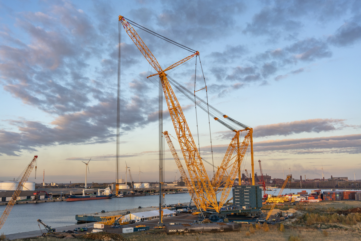 Sarens scooped the Innovation Award for its huge SGC-250 crane, which is capable of lifting 5,000-tonne loads.