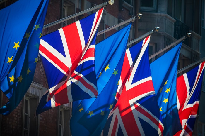 Alternating British and EU flags