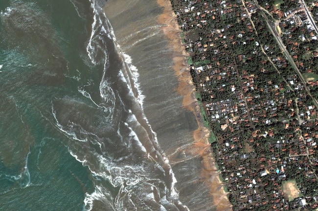 Natural color satellite image showing the coastline on the southwestern city of Kalutara, Sri Lanka less than four hours after the earthquake and shortly after the moment of tsunami impact.