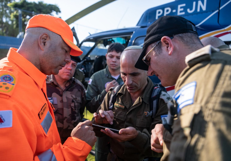 Col. (res.) Golan Vach talks with Israeli and Brazilian rescuers after Brazil’s deady Brumadinho dam disaster in January 2019. (Credit: IDF Spokesperson's Unit)