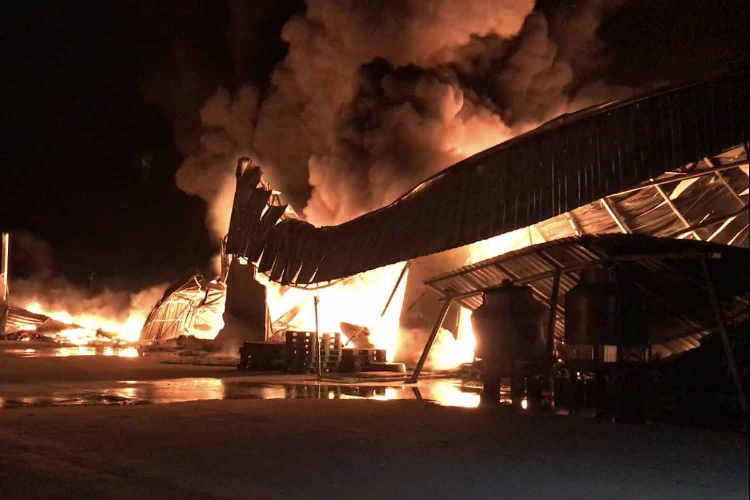 A bedding factory in Kalasin's Nong Kung Si district collapses in flames early on Monday. The factory was completely destroyed. (Photo by Yongyuth Phuphuangpet) A bedding factory in Kalasin's Nong Kung Si district collapses in flames early on Monday. The factory was completely destroyed. (Photo by Yongyuth Phuphuangpet)
