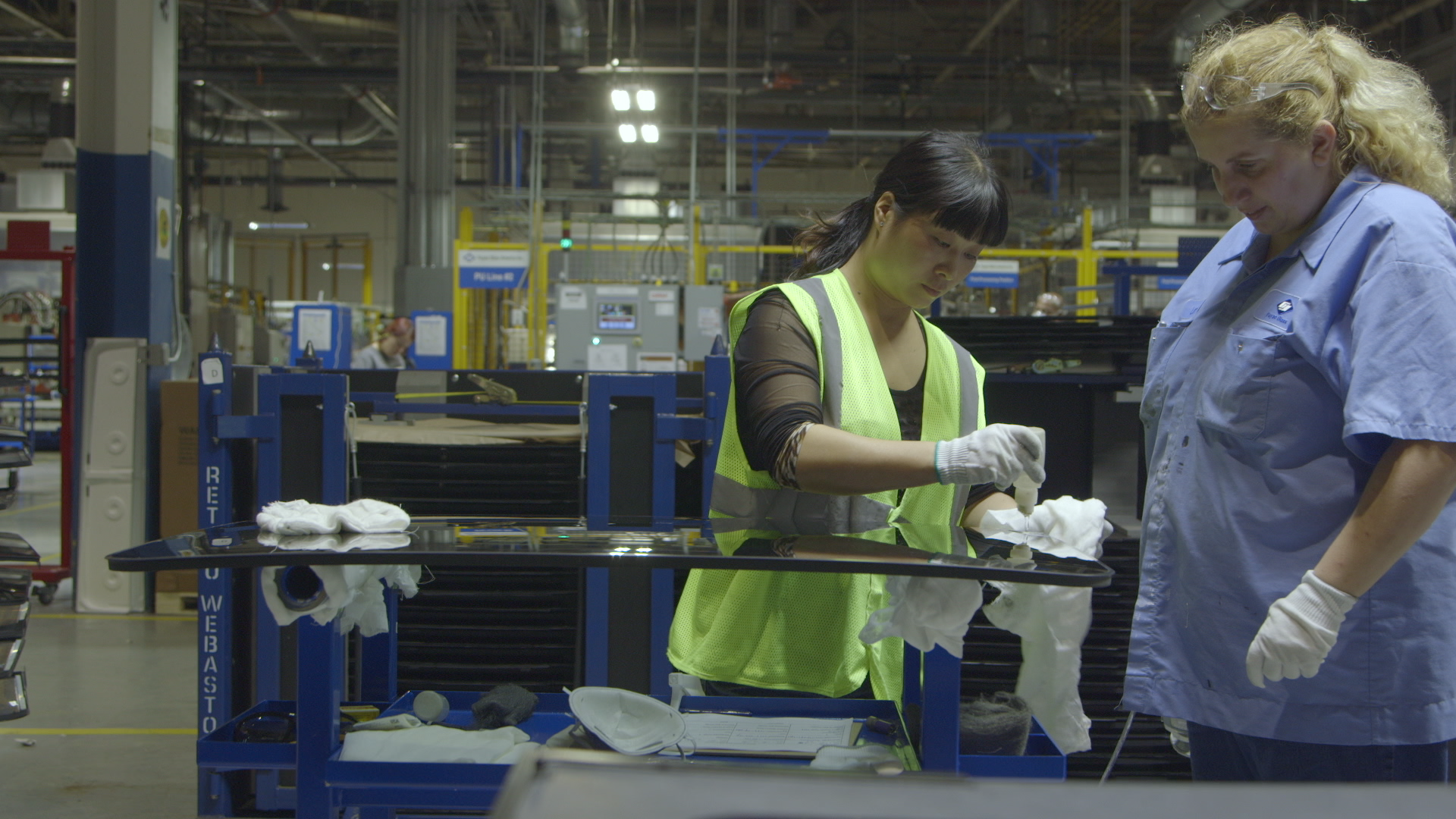 A Chinese worker and an American worker in a scene from "American Factory."