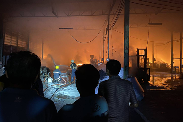 Fire razes a sandal factory in Sena district of Ayutthaya on Wednesday morning. (Photo by Sunthon Pongpao)