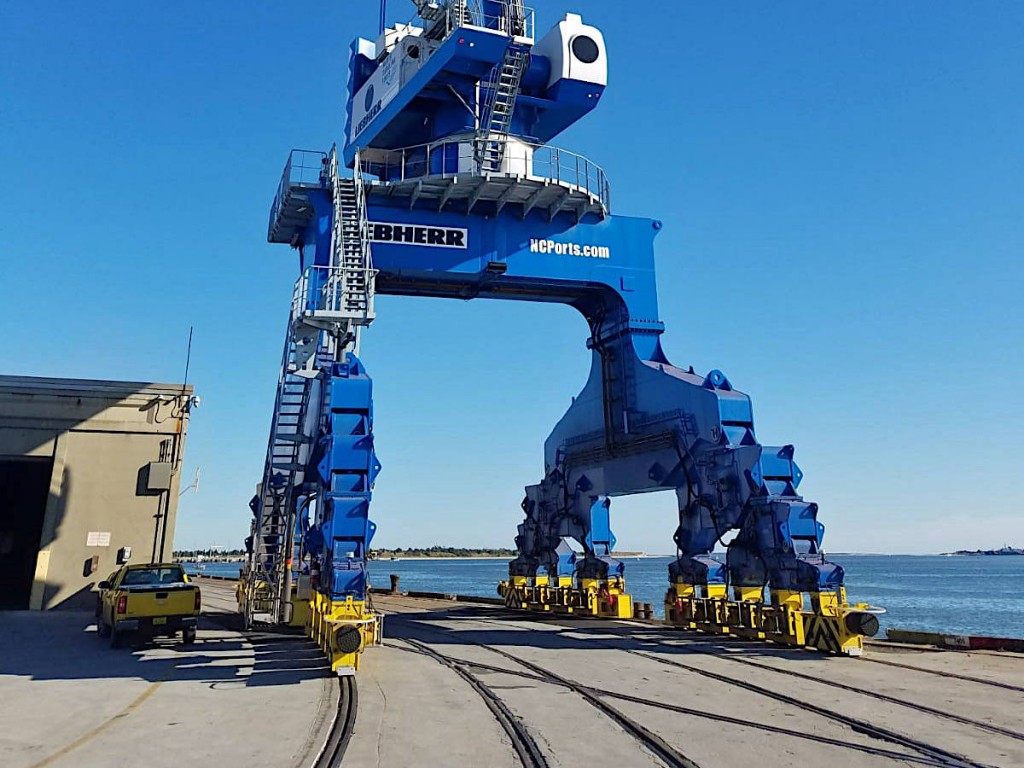 A special curve running gear enables the crane to travel through a 90 degree curve with an inner curve radius of 90 metres