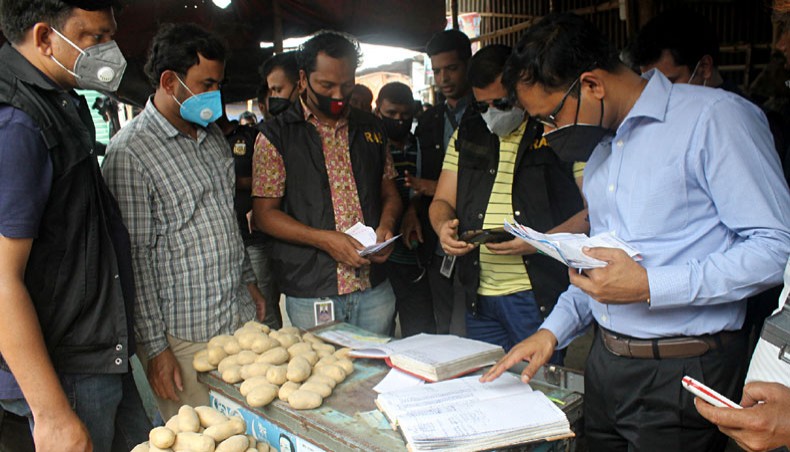A team of the Directorate of National Consumer Rights Protection led by executive magistrate Sarwoer Alam conducts at drive at Jatrabari wholesale market over increase of prices of essential commodities on Saturday. — New Age photo