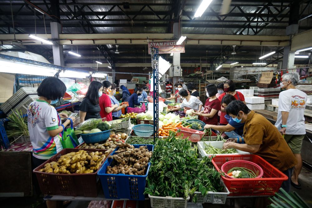 Customers shop for vegetables at the Taman Selamat Wet Market in Bukit Mertajam March 25, 2020. — Picture by Sayuti Zainudin Customers shop for vegetables at the Taman Selamat Wet Market in Bukit Mertajam March 25, 2020. — Picture by Sayuti Zainudin