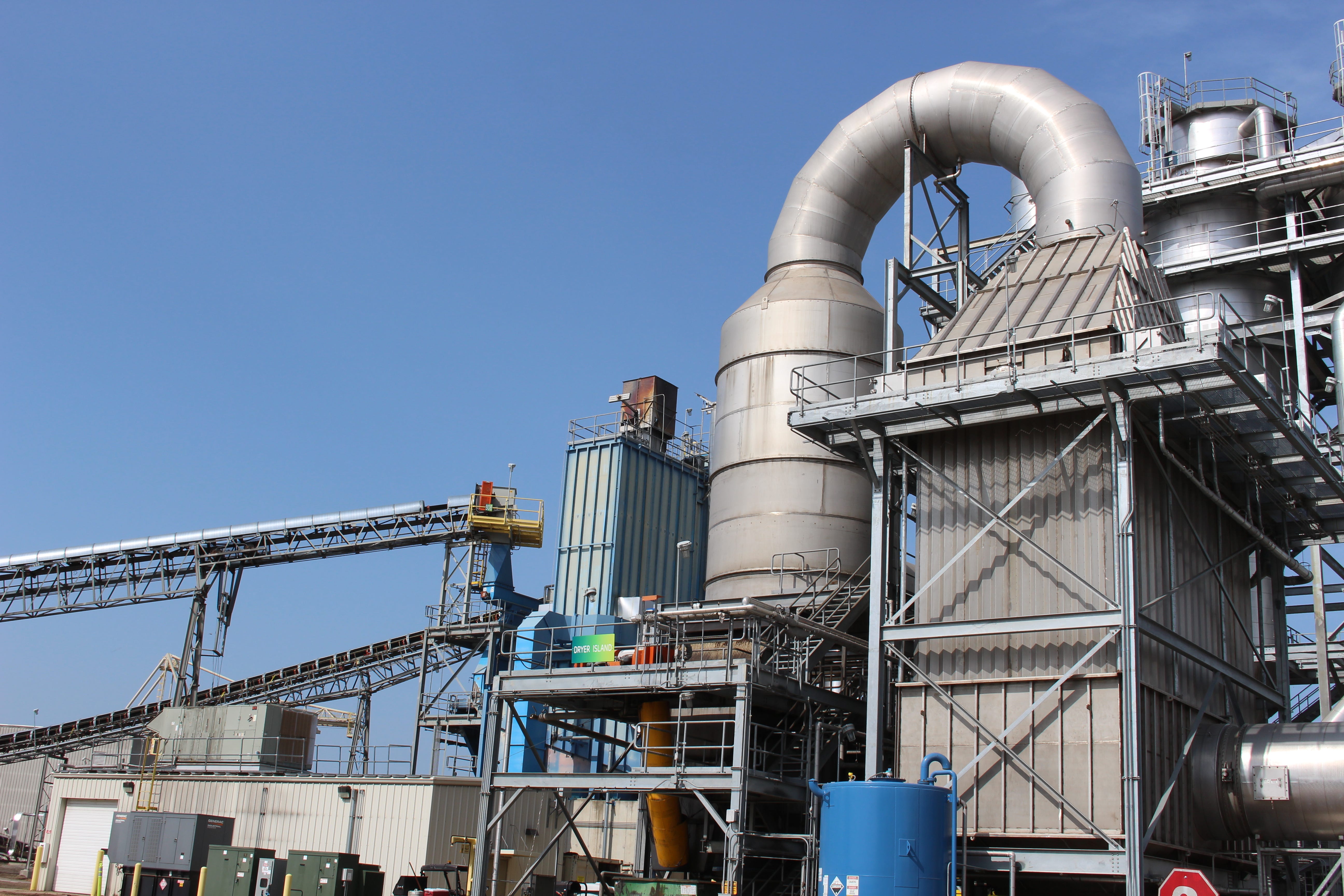 Drax Biomass converts pine timber and sawmill residual fiber into biomass pellets that are used to generate power in the United Kingdom. Hammermills reduce the size of wood chips.
