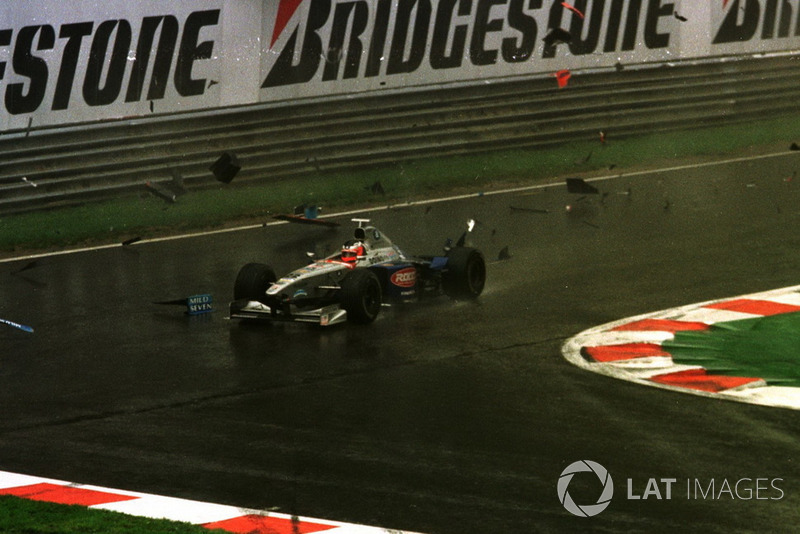 Shinji Nakano, Minardi M198 ploughs through the debris after colliding with Giancarlo Fisichella, B198