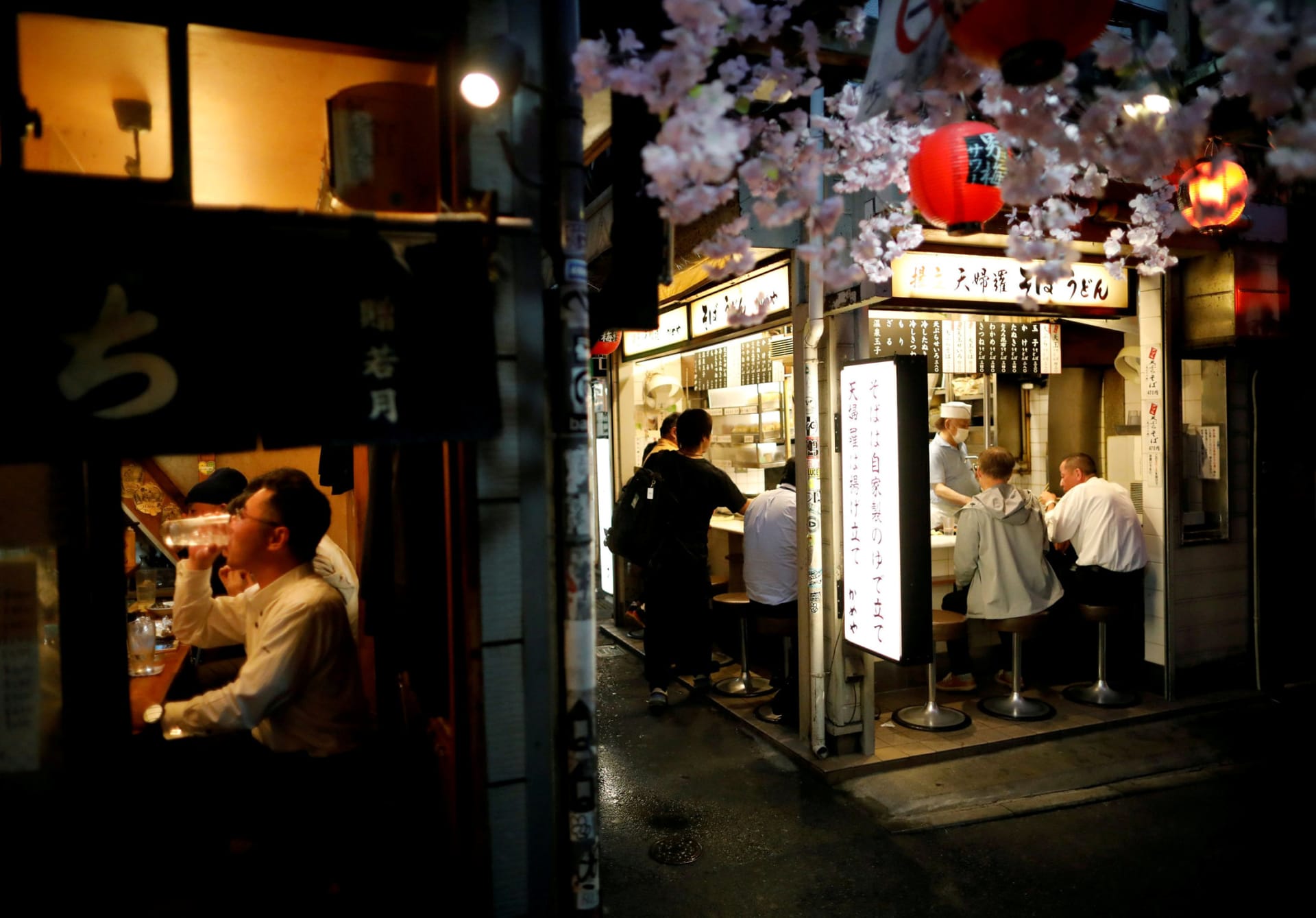 People enjoy drinks and dinner the day after the Japanese government lifted the state of coronavirus emergency, at Shinjuku district in Tokyo, May 26, 2020.  
