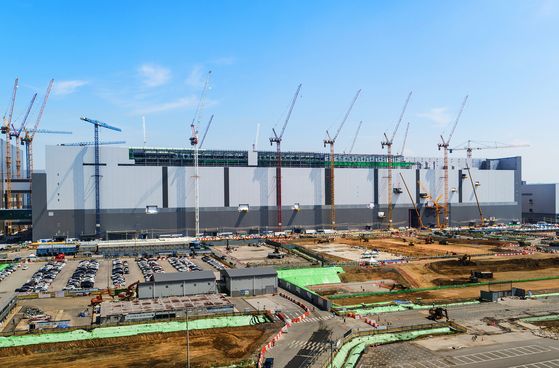 A second NAND flash production line is being built by Samsung Electronics in Pyeongtaek, Gyeonggi. [NEWS1]