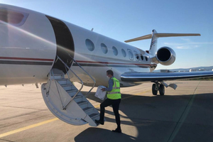 Transplant materials being loaded onto Lockheed Martin plane