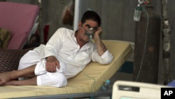 A patient is connected to an oxygen tank at the Afghan-Japan Communicable Disease Hospital, for COVID-19 patients in Kabul, Afghanistan, Thursday June 18, 2020. (AP Photo/Rahmat Gul)