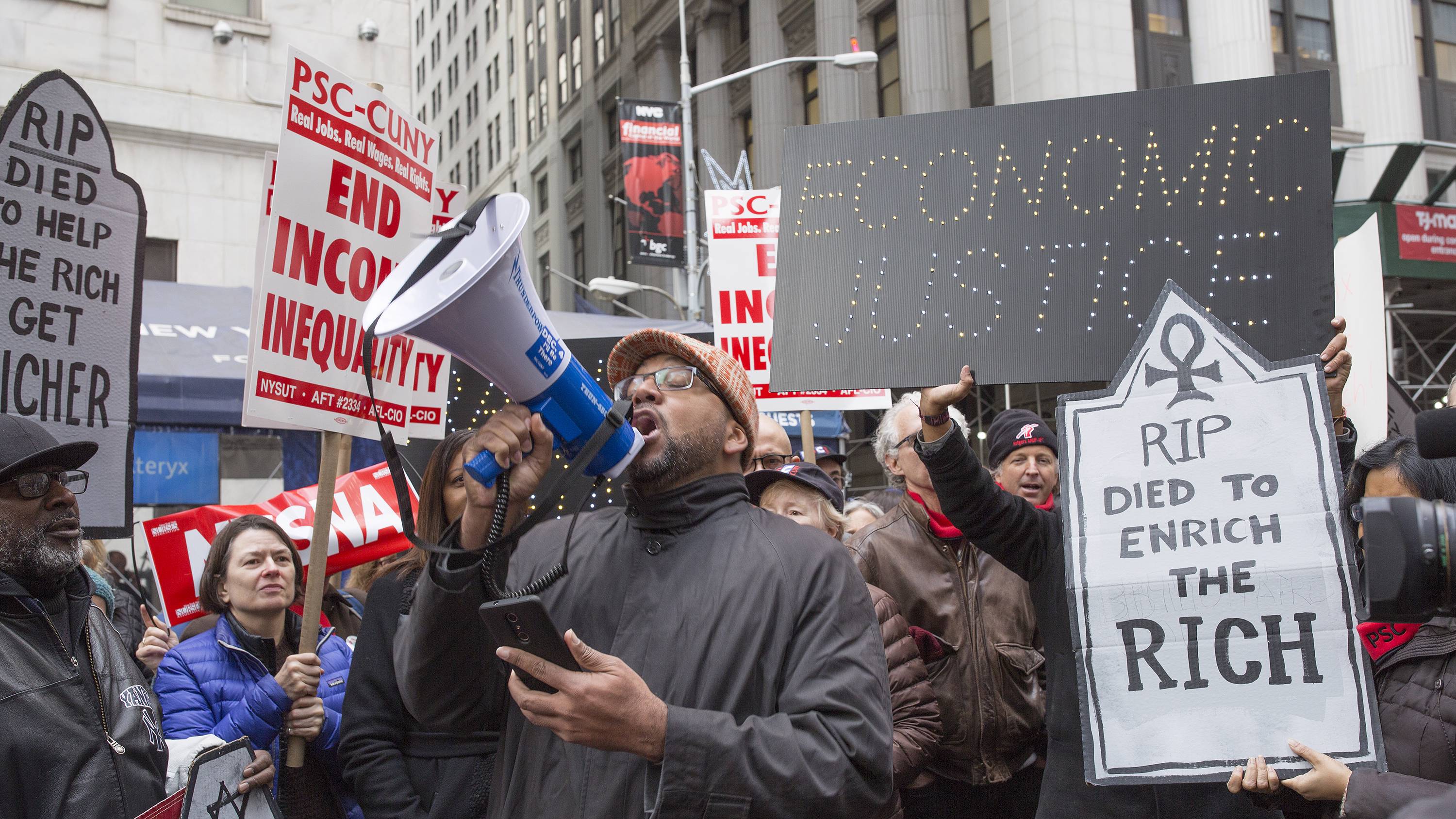 roubini141_Andrew Lichtenstein Corbis via Getty Images_UStaxprotestwallstreet