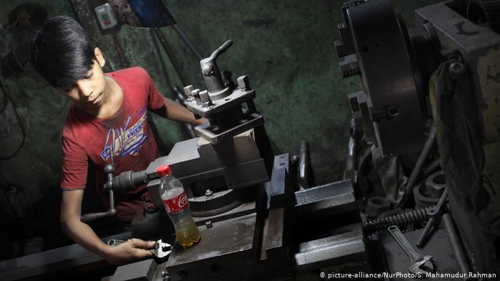 Symbolbild Kinderarbeit (picture-alliance/NurPhoto/S. Mahamudur Rahman)