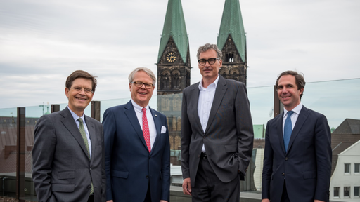At the signing of the contract in Bremen (from left): Hans-Christian Specht and Eduard Dubbers-Albrecht (both Managing Directors at Ipsen Logistics) with Lothar Thoma (Managing Director Air & Sea at Gebrüder Weiss) and Wolfram Senger-Weiss