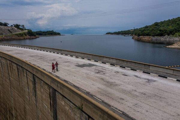 The Kariba Dam between Zimbabwe and Zambia in Kariba on January 20, 2020. - In the absence of sufficient rain, the Kariba dam, the main source of electricity for Zambia and Zimbabwe, is expected to operate at only 25% of its capacity in 2020. (Photo by Guillem Sartorio / AFP) (Photo by GUILLEM SARTORIO/AFP via Getty Images)