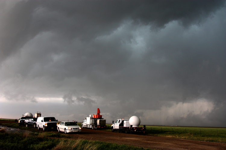 A fleet of VORTEX2 vehicles tracks a supercell thunderstorm near Dumas.