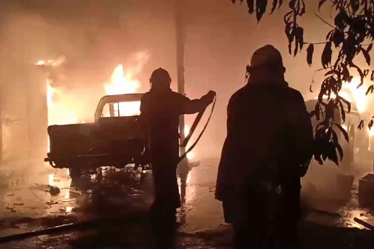 Firemen at the ice factory warehouse blaze in Samut Prakan's Phra Pradaeng district early on Wednesday. (Photo: Sutthiwit Chayutworakan) Firemen at the ice factory warehouse blaze in Samut Prakan's Phra Pradaeng district early on Wednesday. (Photo: Sutthiwit Chayutworakan)