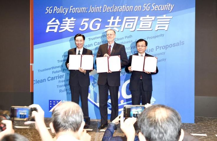 Minister of Foreign Affairs Joseph Wu, American Institute in Taiwan (AIT) Director Brent Christensen and National Communictions Commission Chairman Chen Yaw-shyang hold signed copies of a joint declaration on 5G security