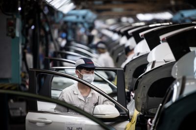 Workers are busy at producing vehicles at a factory of Dongfeng Honda, a 50:50 joint-venture between Dongfeng Motor Group and Honda Motor Company, Wuhan city, central China's Hubei province, 7 April 2020 (Photo: Fachaoshi/ Reuters).