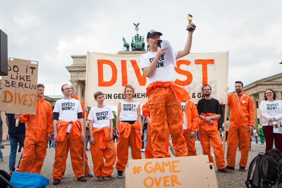 Fossil Free Berlin protest “Break Free from Fossil Fuels”, May 13th 2017 at Brandenburger Tor.