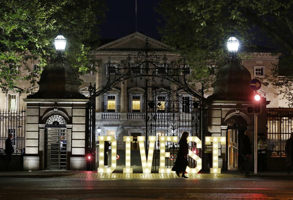 “DIVEST THE DAIL IN LIGHTS”, 10/05/2017, Trocaire, the official international development agency for the Catholic Church in Ireland, sent a message to the Government to divest from fossil fuels. It was spelled out in 5ft high lights outside the gates of Dail Eireann, as part of the Global Week of Action on Divestment.