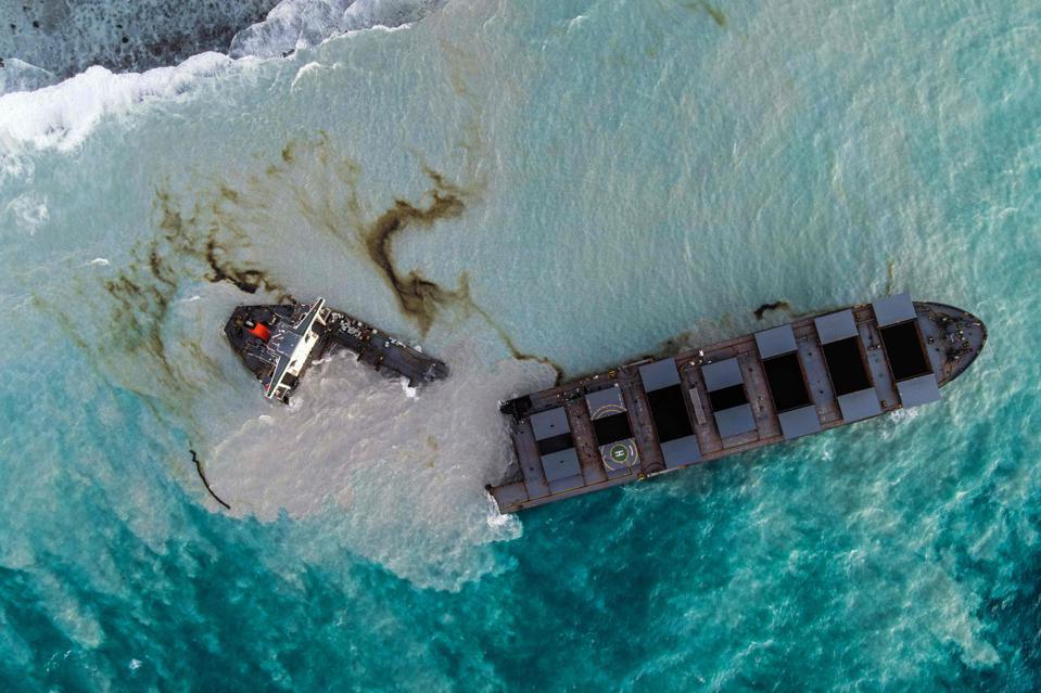 MAURITIUS-ENVIRONMENT-DISASTER-OIL