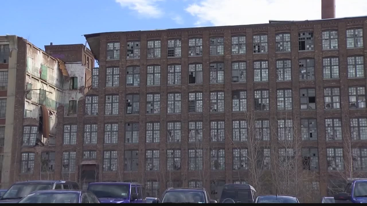 Old Mohawk Mill carpet factory falling apart, Amsterdam mayor searches