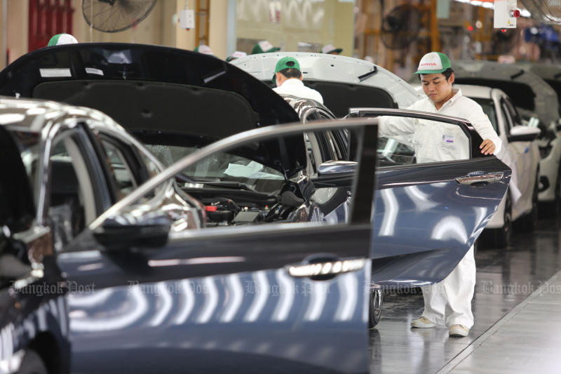 Lower production of cars contributes to a slight drop of manufacturing production index last month. (Bangkok Post photo)