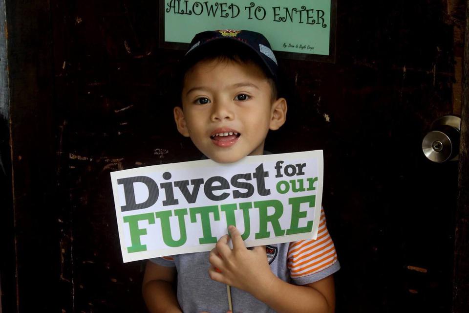 The successful global campaign on divestment from companies that support the fossil fuel industry. Seen here, Davao, Philippines, Global Week of Action on Divestment.