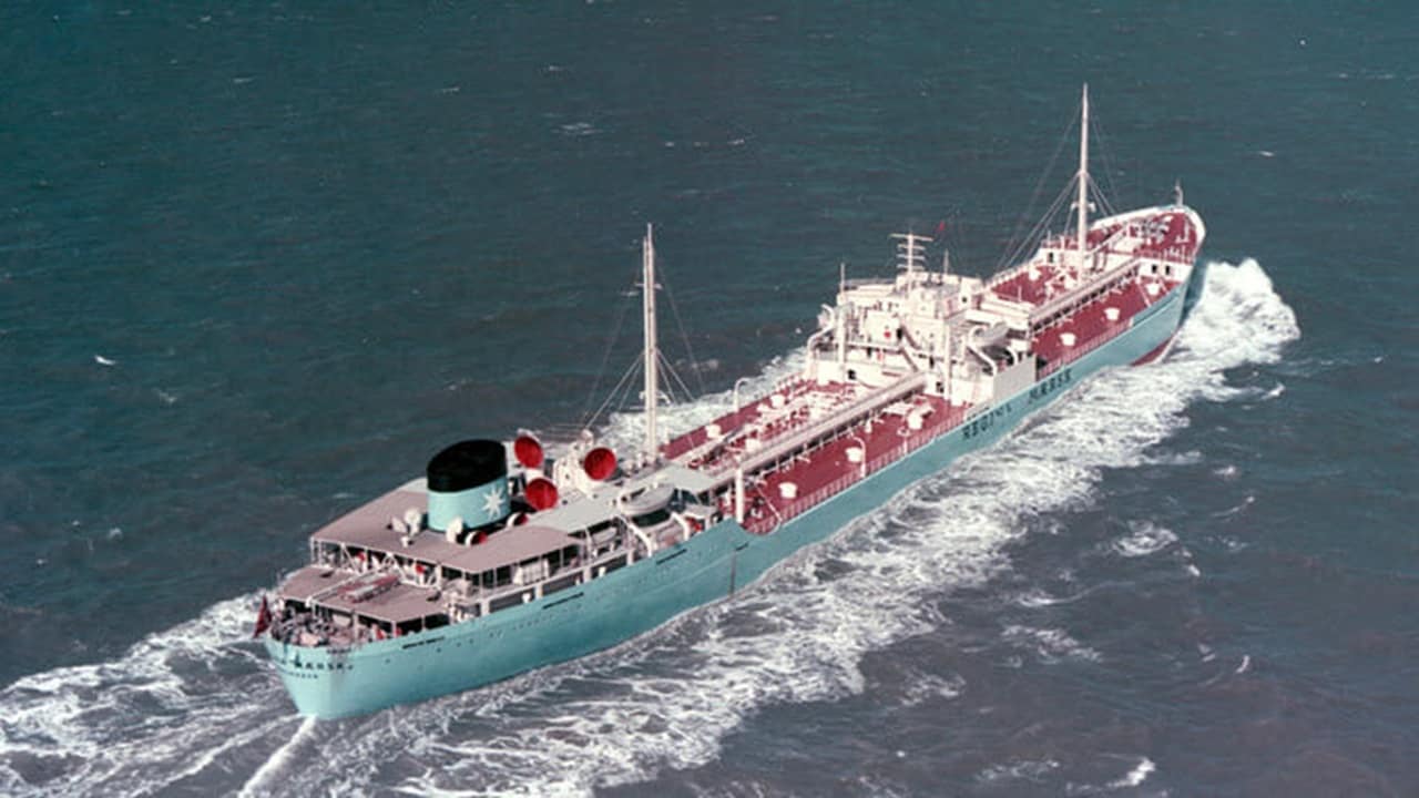 The REGINA MAERSK displays the distinctive blue hull. (Photo: A.P. Møller - Mærsk)