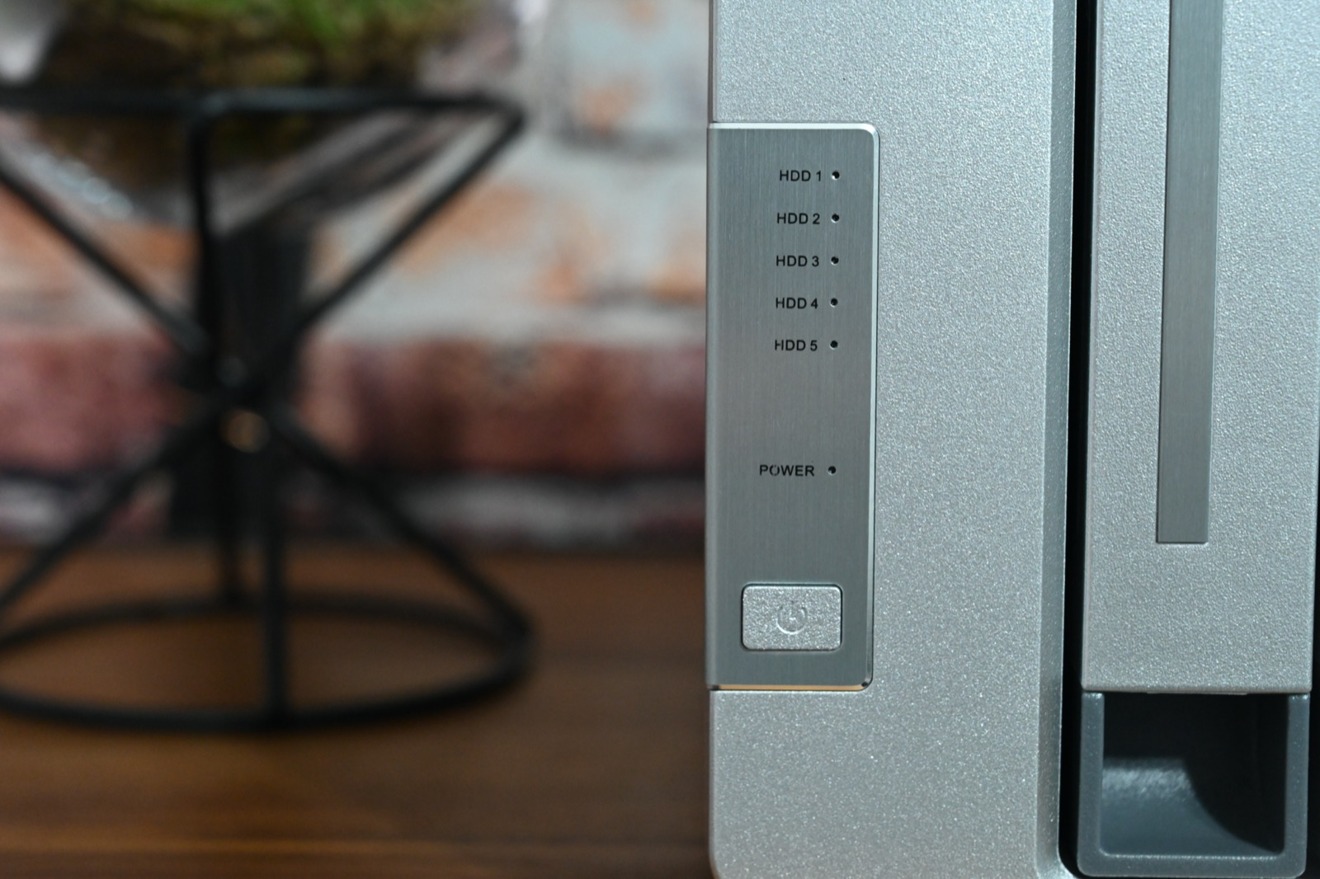 The indicators and power button for the TerraMaster D5-300C