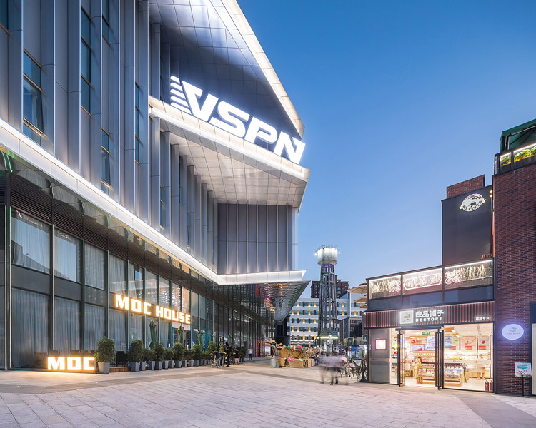 Gateway to central sqaure. Image © ZY Architectural Photography