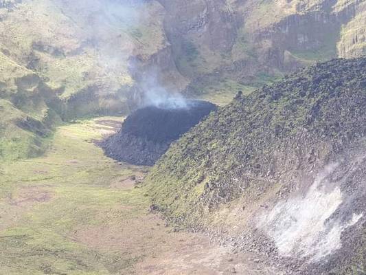 New lava dome growth accompanied with lava effusion at Soufrière St. Vincent volcano (image: @uwiseismic/twitter)