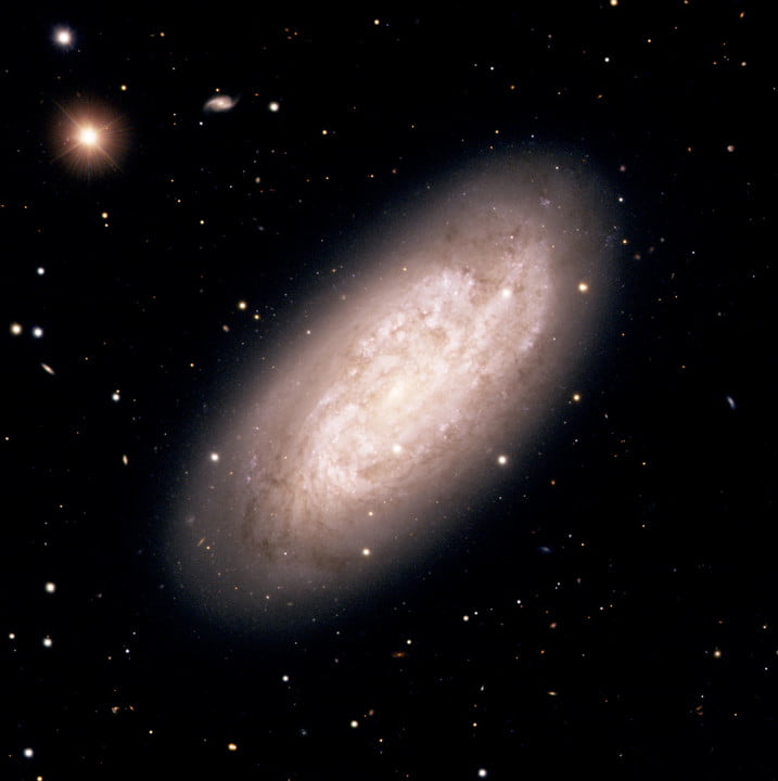 Colour composite image of the starburst spiral galaxy NGC 1792 obtained with the FORS1 and FORS2 multi-mode instruments (at VLT MELIPAL and YEPUN, respectively).