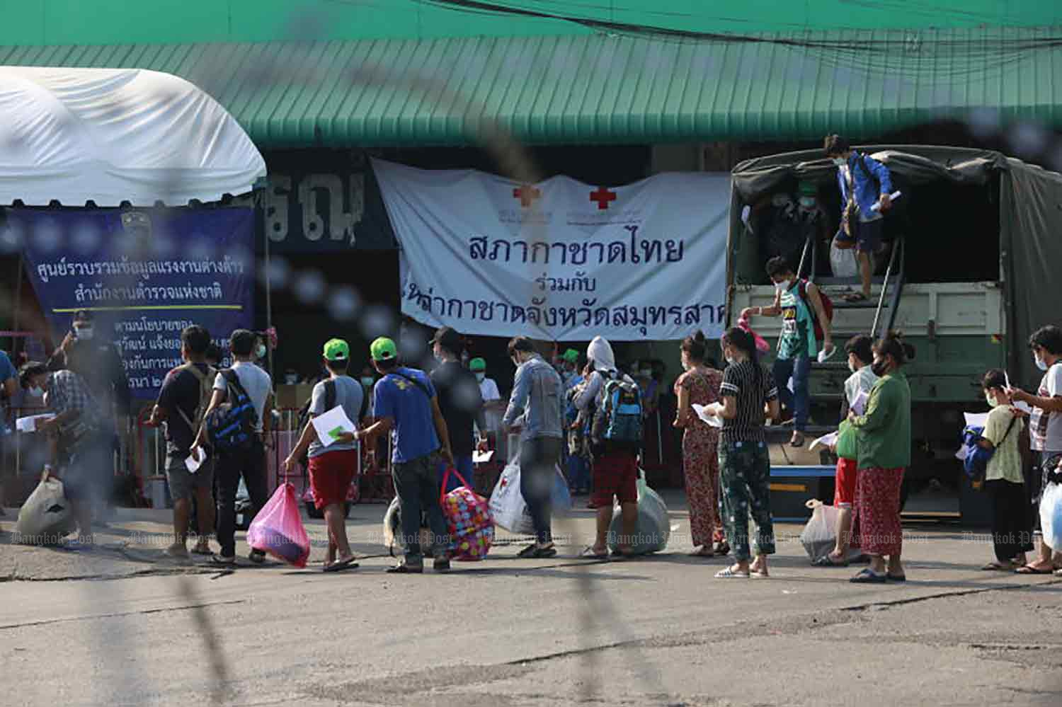 Migrant workers are being discharged from a field hospital in Samut Sakhon province early last month. (Photo: Arnun Chonmahatrakool) Migrant workers are being discharged from a field hospital in Samut Sakhon province early last month. (Photo: Arnun Chonmahatrakool)