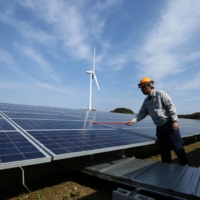 At a time when the decarbonization movement is spreading globally, there is increasing momentum to emphasize reductions of carbon dioxide emitted not only when automobiles and other products are used but also when those products are manufactured and discarded. | BLOOMBERG
