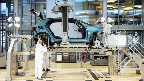 assembly of the id 3 in the transparent factory dresden