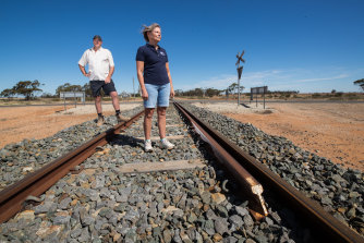 Manangatang crop farmers Christine Plant and Brian Barry jnr say the state government has broken a promise by refusing to standardise their local freight rail line. 