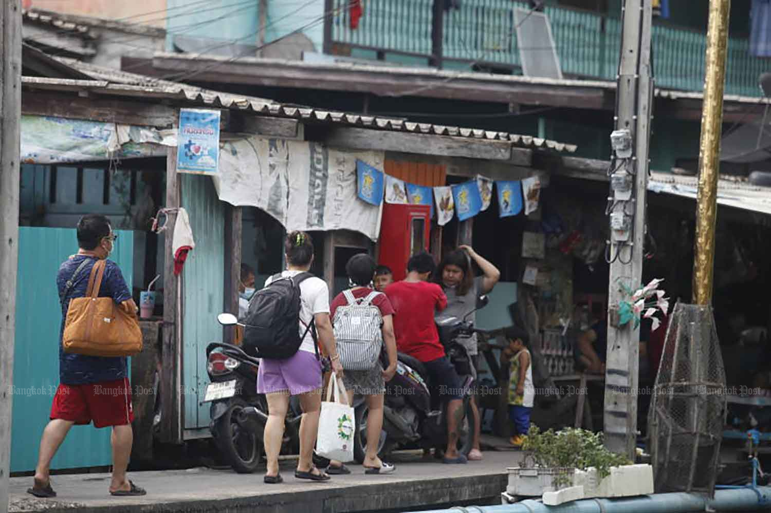 Residents return home in the vicinity of the burnt factory of Ming Dih Chemical Co on Soi King Kaew 21 in Bangphli district, Samut Prakan, on Wednesday. (Photo: Nutthawat Wicheanbut) Residents return home in the vicinity of the burnt factory of Ming Dih Chemical Co on Soi King Kaew 21 in Bangphli district, Samut Prakan, on Wednesday. (Photo: Nutthawat Wicheanbut)