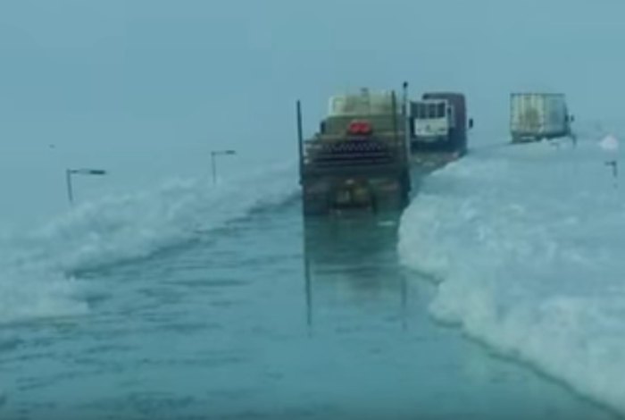 Trucks making their way along the Dalton Highway. (Photo: onlyinyourstate.com)