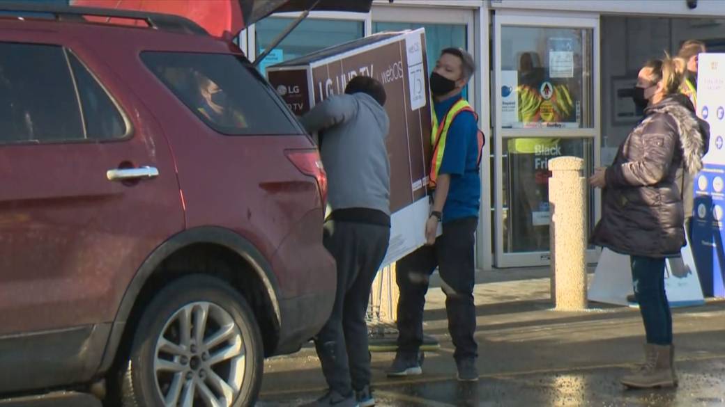 Click to play video: 'Black Friday spending tips'