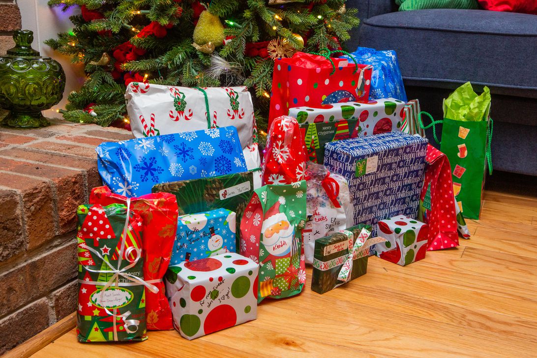 24-christmas-xmas-holidays-2020-intimate-staycation-family-alone-couple-empty-stocking-presents-gifts-tree