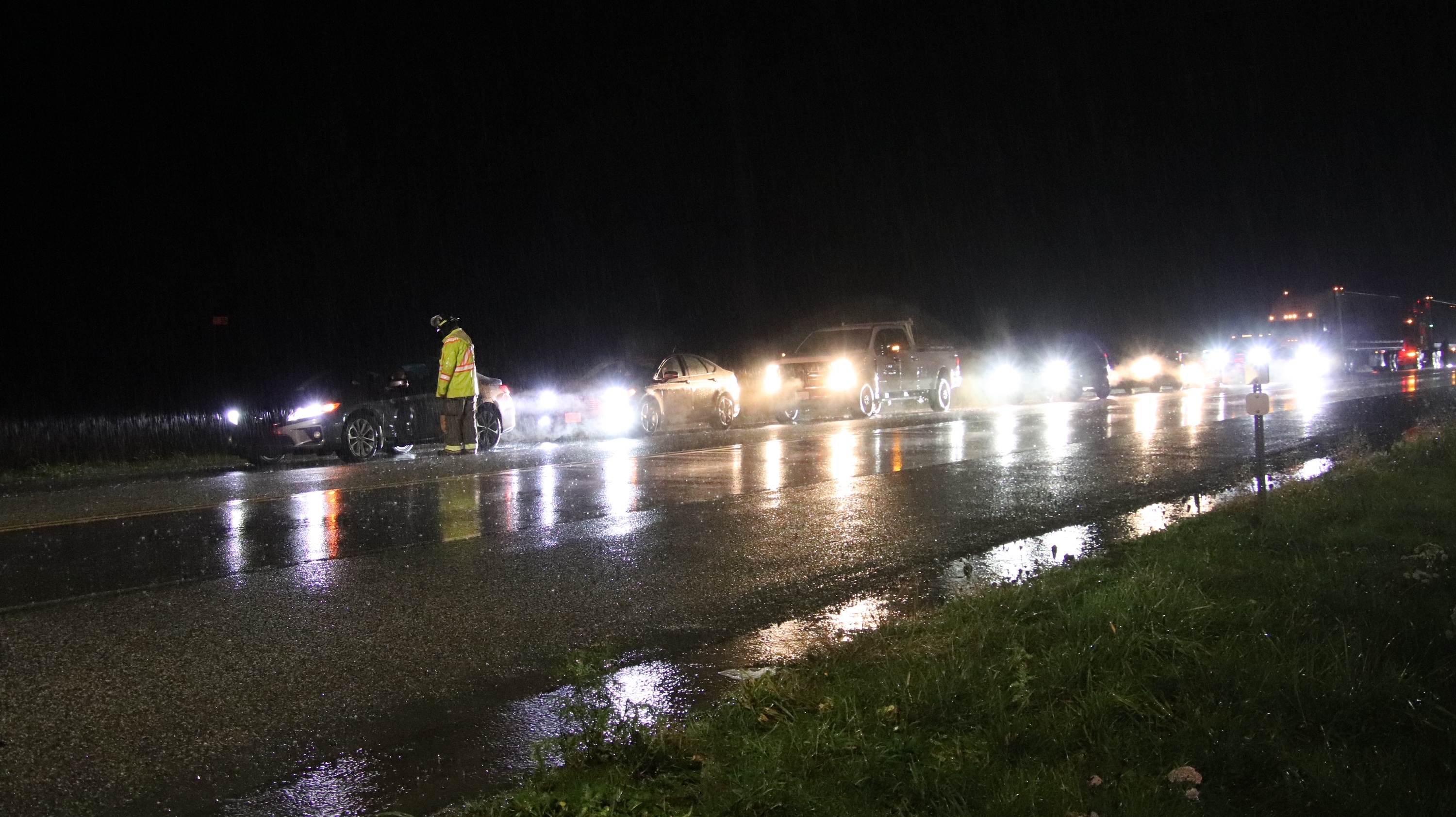 Emergency crews direct traffic through Abbotsford, B.C., after intense flooding closed a number of major highways in southern B.C. on Sunday. (Shane MacKichan)