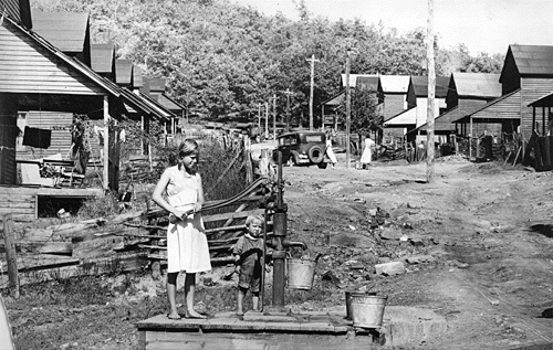 The coal town of Wilder, TN in the 1930s. (Photo: Kendall Morgan/tnhistoryforkids.org)