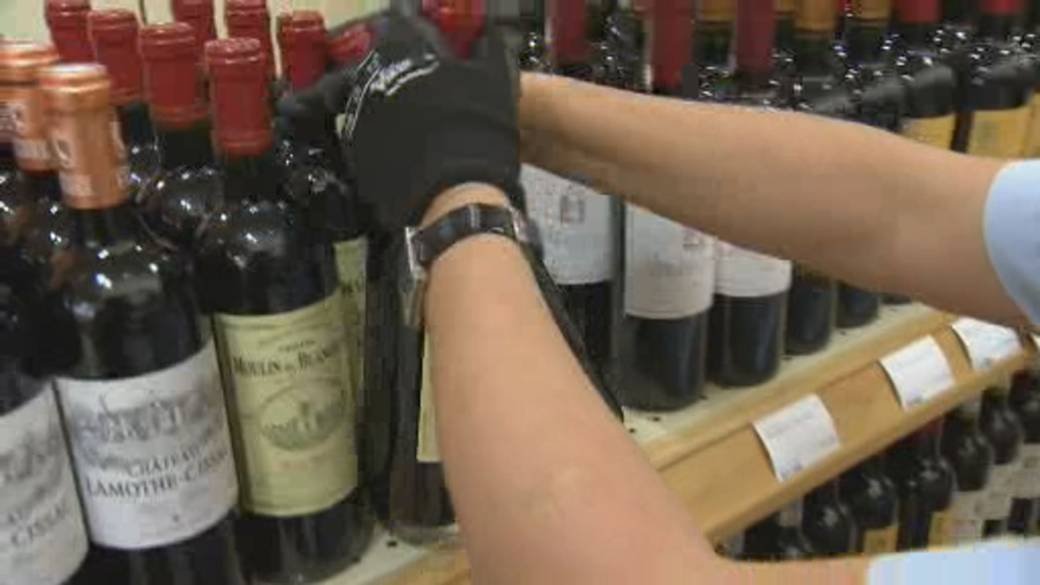 Click to play video: 'LCBO asking customers to stock up early amid supply chain issues'