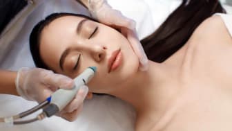 woman getting a hydrafacial