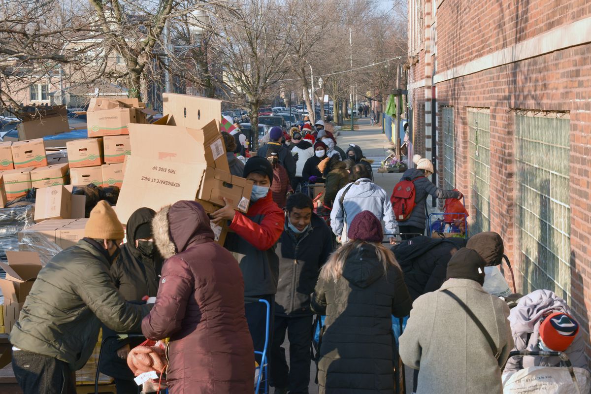 People pick up groceries from Pan De Vida. New Life Centers of Chicagoland plans to open a full-time food distribution center in 2022.