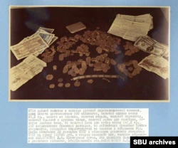 Some of Sheynkyn’s alleged wealth, as photographed by the KGB including U.S. $100 bills, platinum coins and gold jewellery.